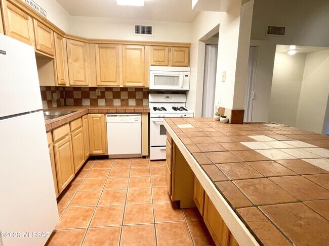Building Photo - 3750 N Country Club Rd