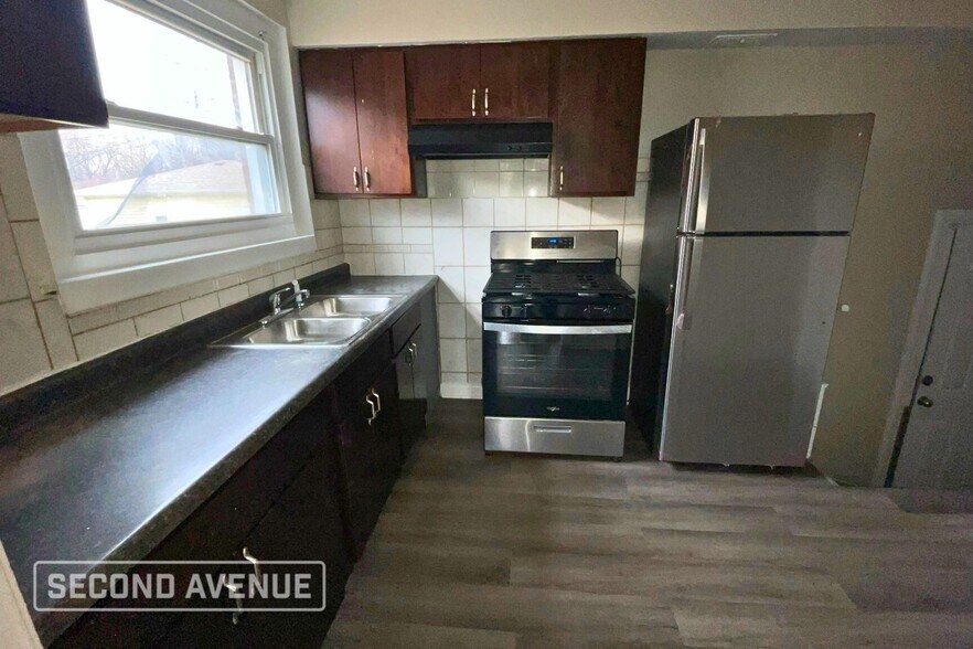 Building Photo - 10036 S Paxton Ave