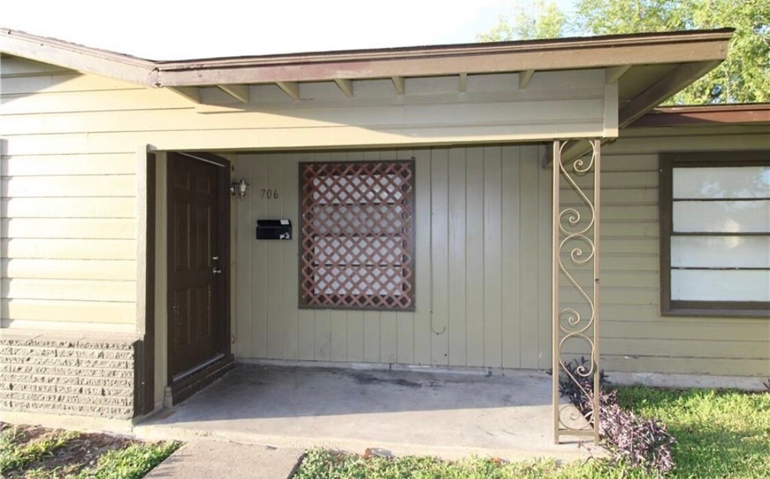 Building Photo - 706 E Polk Ave