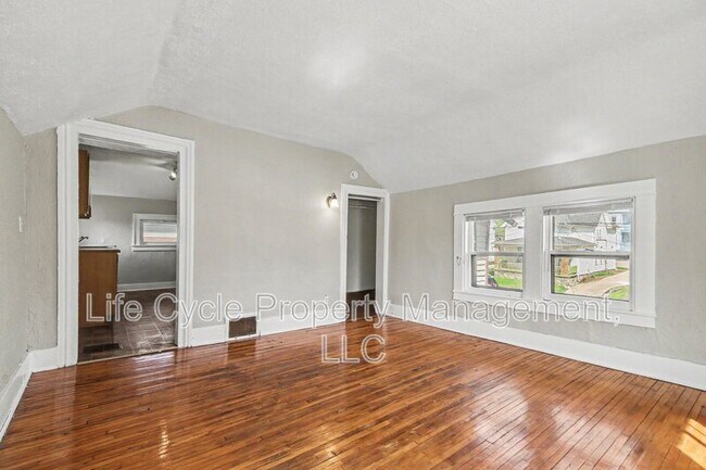 Building Photo - 329 Charles Ave SE