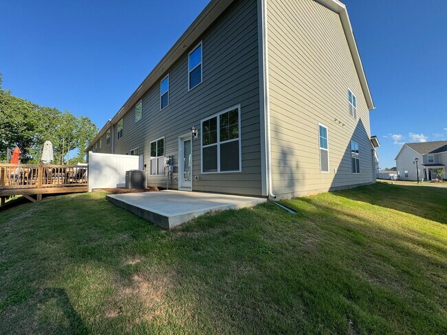 Building Photo - Beautiful Four Bedroom Townhouse in Sherri...