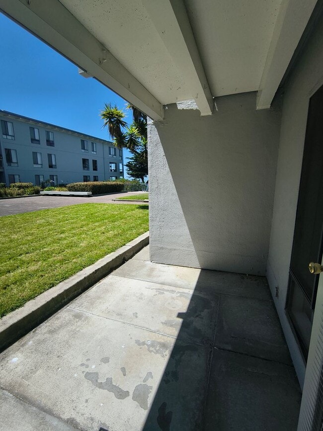 Building Photo - Bright and Sunny Studio With Water View For Rent at the Watergate Community In Emeryville, Ca!!!!