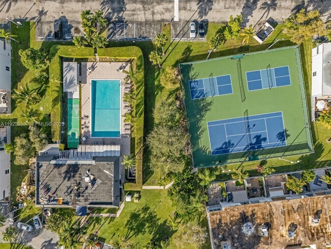 Building Photo - 707 NE 27th Ave