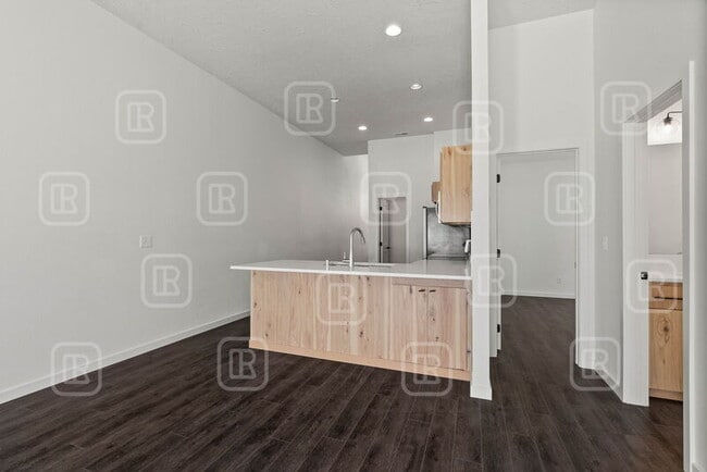 Building Photo - 708 S Crescent Ln