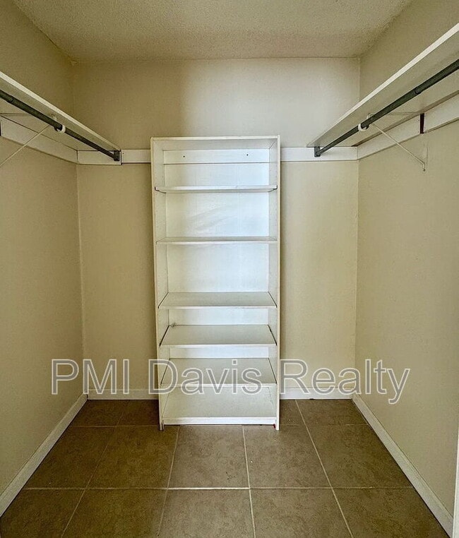 Building Photo - 1845 Lindberg Dr