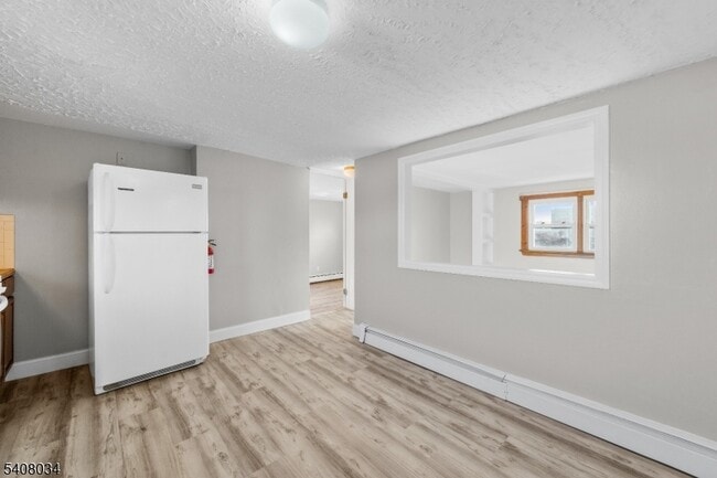 Building Photo - 46 King St