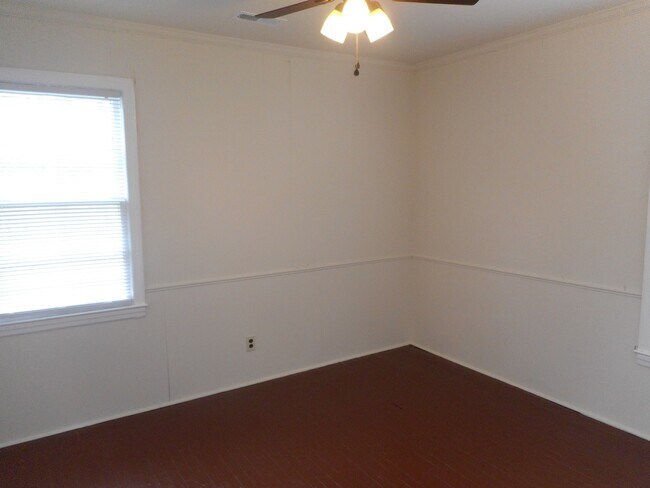 Building Photo - Renovated 2 Bedroom 1 Bath Home off Heckle Blvd with Central Heat & Air