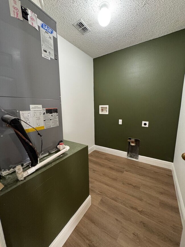 Building Photo - Spacious and Comfortable House for Lease