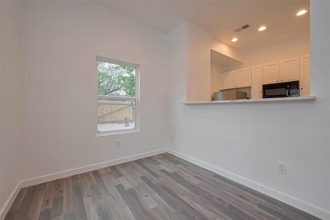 Building Photo - 9005 Hilda St