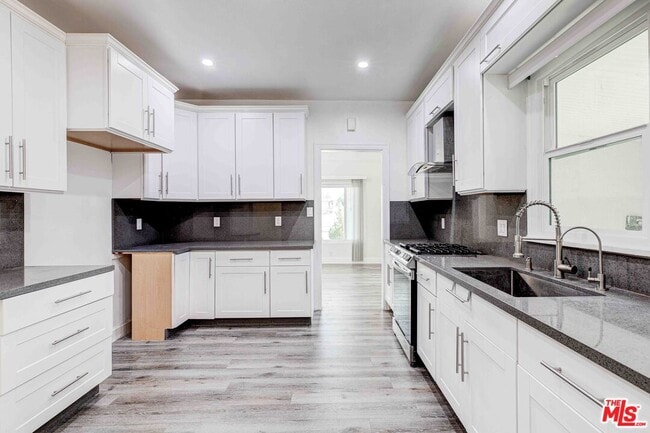 Building Photo - 2215 N Niagara St