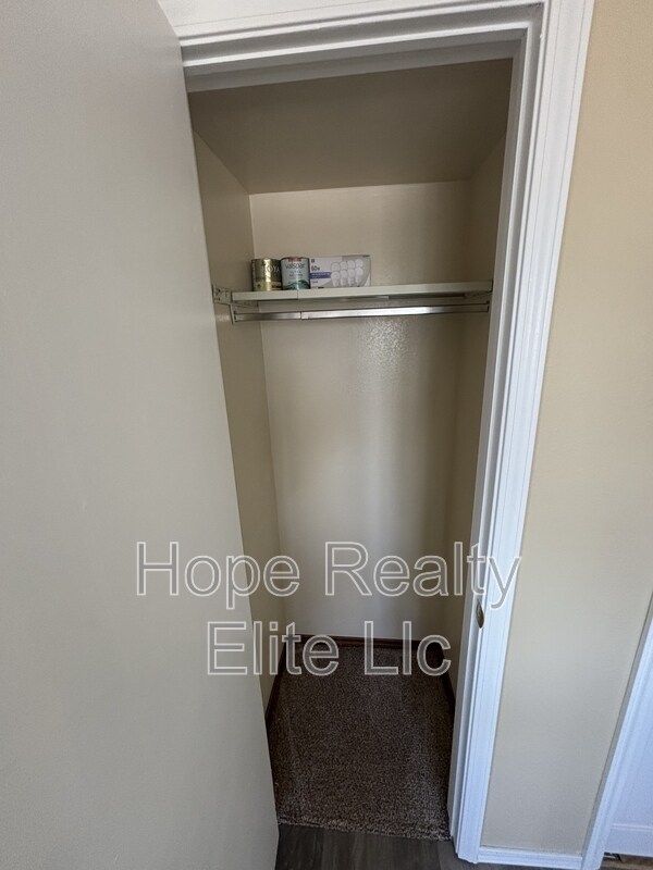 Building Photo - 902 Rancher Dr