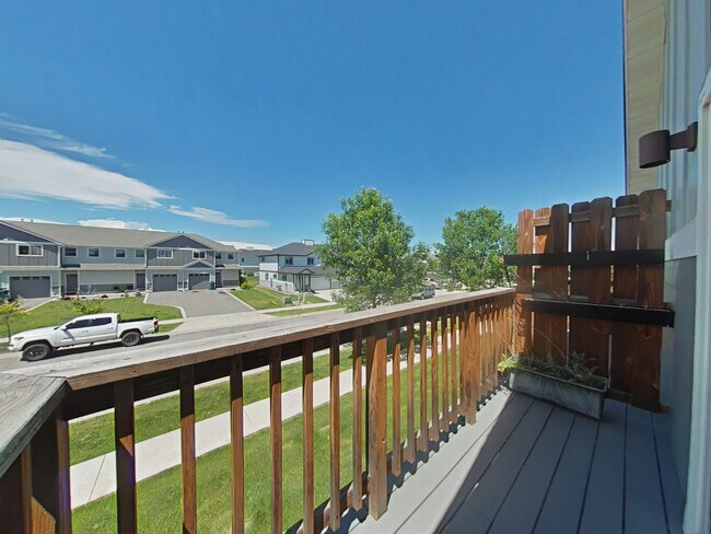 Building Photo - Beautiful 3 bedroom, 2 1/2 bathroom, townhouse with attached garage!