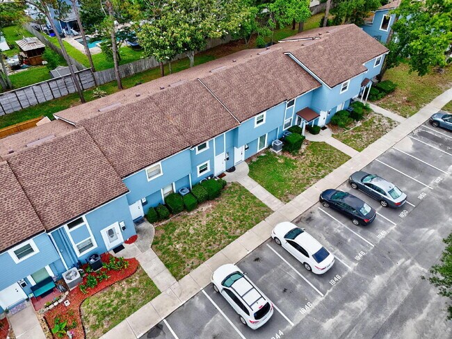 Building Photo - "Charming 2-Bedroom Townhouse Retreat with...