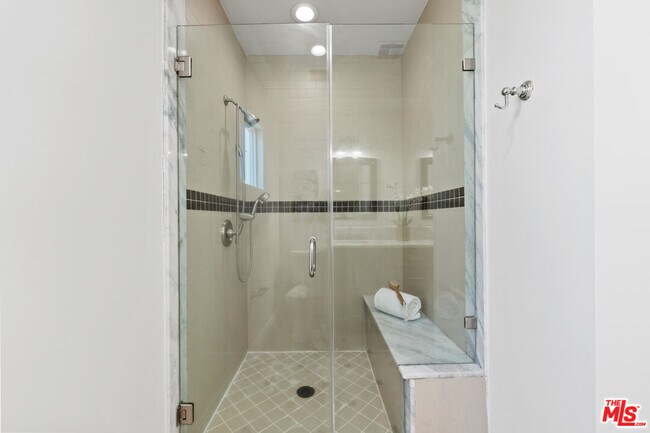 Building Photo - 1114 S La Peer Dr