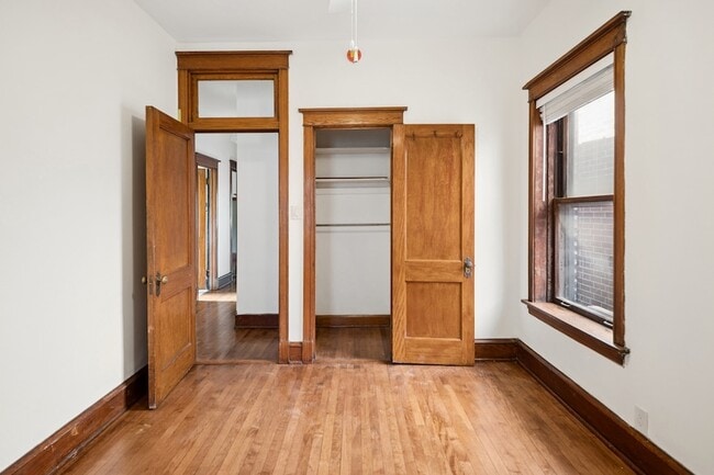 Building Photo - 1263 W Foster Ave