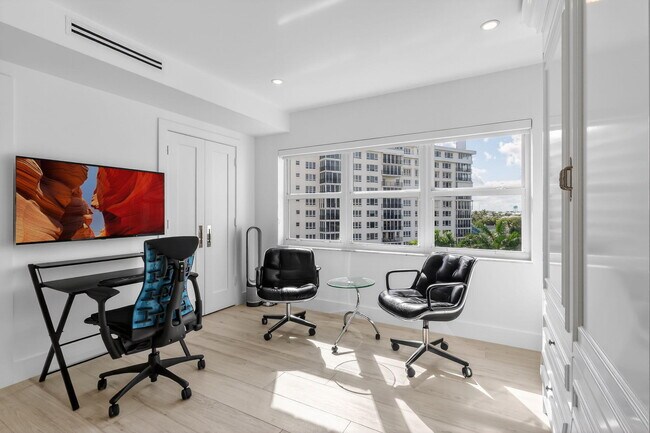 Building Photo - 1000 Lowry St