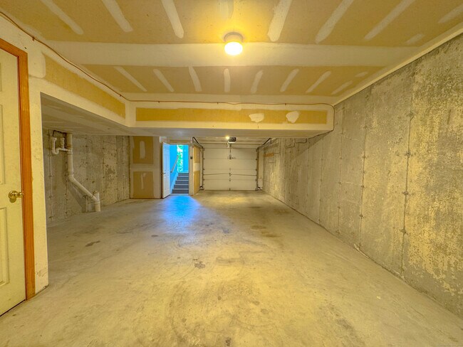 Building Photo - 19 Hawthorne Dr