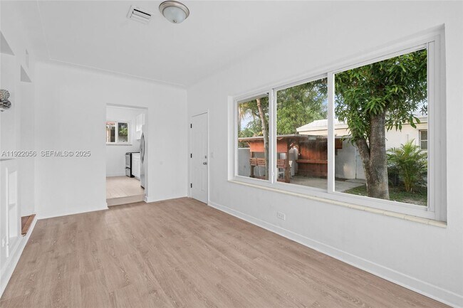 Building Photo - 201 S Biscayne River Dr