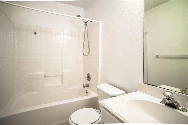 Building Photo - 6985 Meadow Ridge Cir