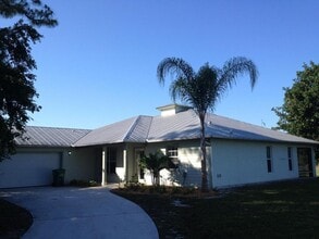 Building Photo - 310 Shady Ln