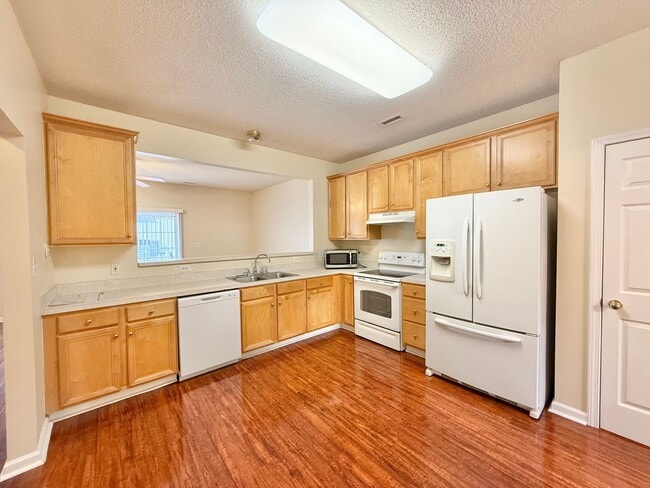 Building Photo - Comfortable 3BD, 2.5BA North Raleigh Townhome with HOA Amenities