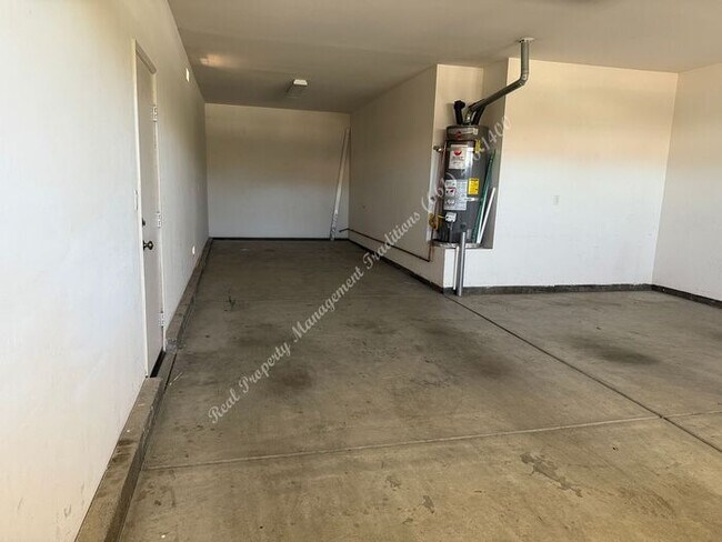 Building Photo - *** Please call us @ 661-266-1400 for information on availability, showings and applications proc...