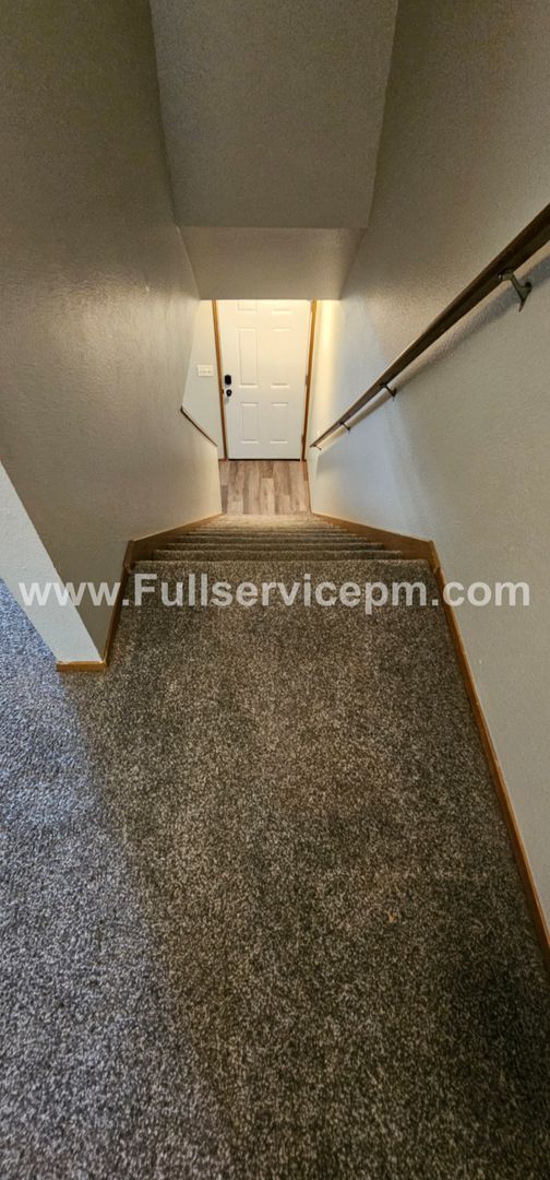 Building Photo - Beautiful duplex apt. on Quiet culdesac