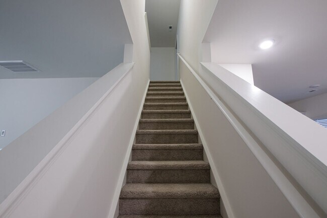 Building Photo - BEAUTIFUL 3BD/2.5BTH Townhome - Belmont - JULY MOVE IN