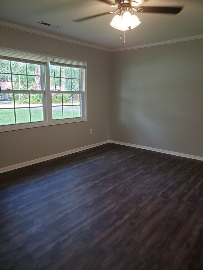 Building Photo - 114 Longwood Ln