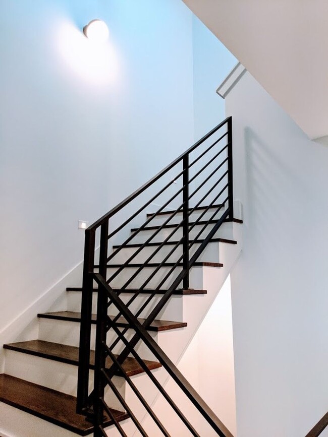 Building Photo - Luxury Townhome in Desirable Germantown Neighborhood