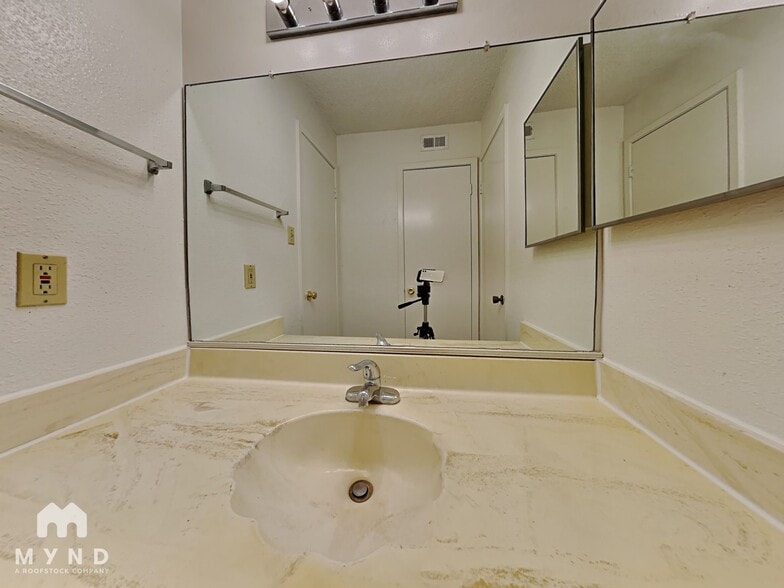 Building Photo - 1516 Bay Area Blvd