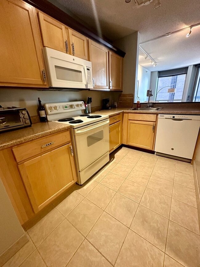 Building Photo - 222 N Columbus Dr