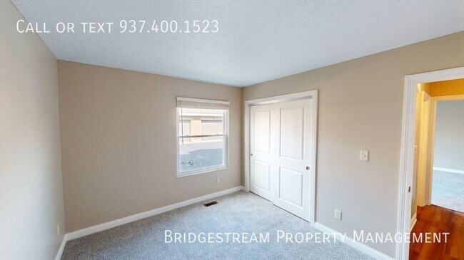 Building Photo - Beautiful ground level 2 bedroom, 2 full b...