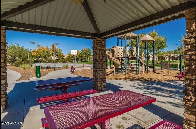 Building Photo - 2823 E Questa Dr