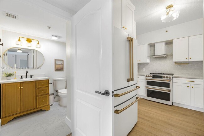 Building Photo - 9340 Fontainebleau Blvd