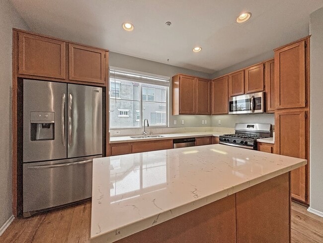 Building Photo - Beautiful 2 Bedroom, 2.5 Bath Condo in Eas...