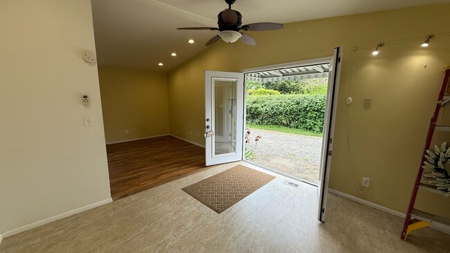 Building Photo - Charming 3-Bed 2bath Single-Level Home in ...