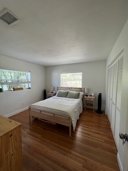 Master bedroom overlooking back yard. - 30 W Par St