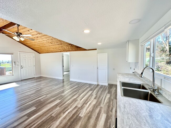 Building Photo - Wonderful & Freshly Remodeled, Spacious Si...