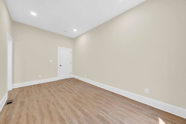 Building Photo - 2322 Scranton Rd