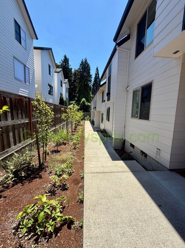 Building Photo - Newer 2-Bedroom, 1.5-Bathroom Townhome for Rent in SE Portland with Private Patio in Walkable Loc...