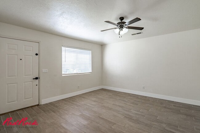Building Photo - Pet Friendly! 3 Bedroom Single-Level Condo in St. George!