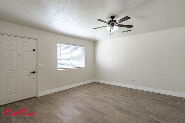 Building Photo - Small Dog Friendly! 3 Bedroom Single-Level...