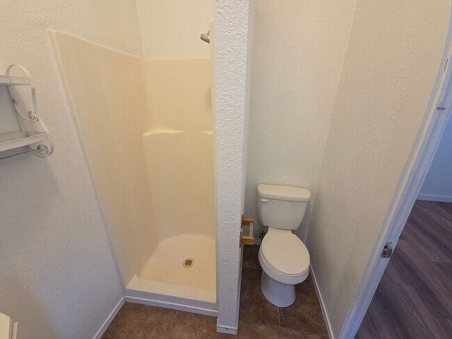 Building Photo - Beautiful 2 bedroom home with large detatched garage