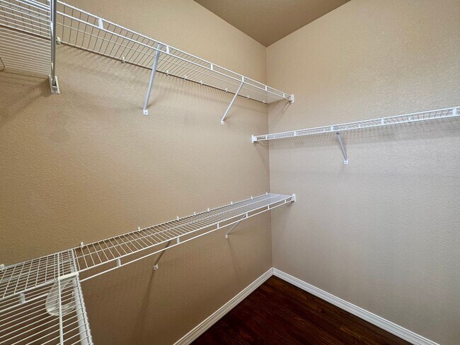 Building Photo - Gorgeous 4 Bedroom Townhome in Briargate