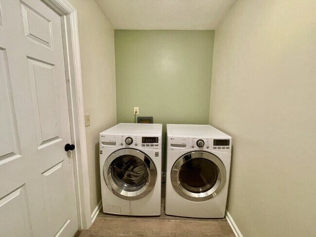 Building Photo - 3 Bed, 2 Bath Nest In Beaver Run
