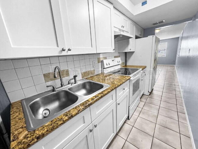 Building Photo - 6617 Warwick Cir