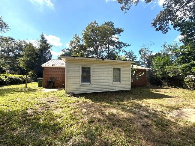 Building Photo - 710 Greenbriar Dr