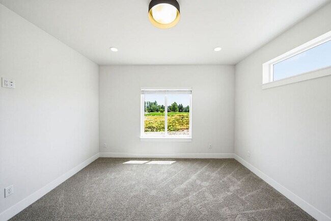 Building Photo - 485 E River Rd