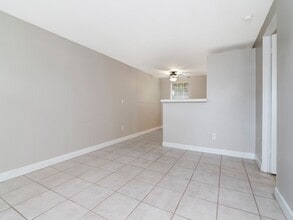 Building Photo - Move-In Ready 1BR/1BA Duplex in Brandon, FL — $1,295/Month, Across from Brandon Mall